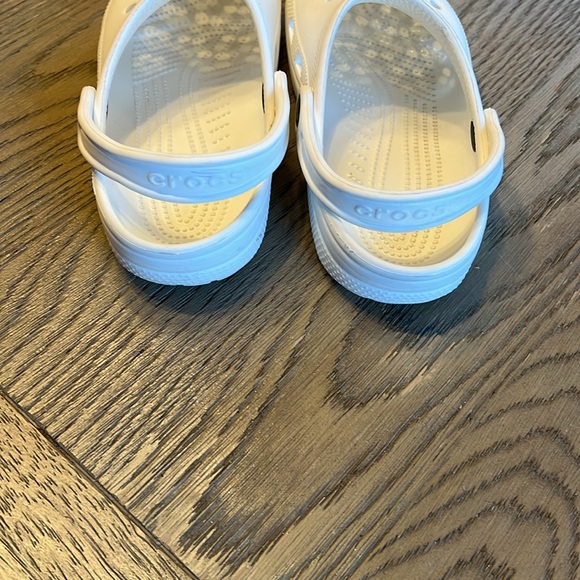 White Unisex CROCS women’s size 7. Men’s size 5 - Picture 8 of 9
